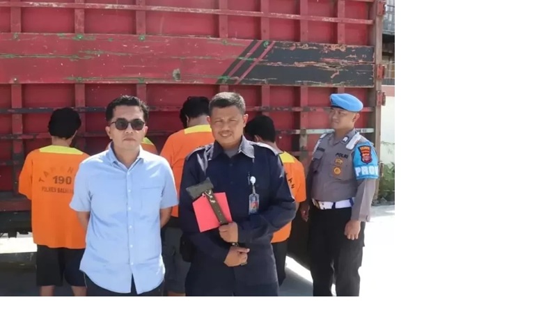 Para pelaku ditangkap usai menjual truk curiannya.