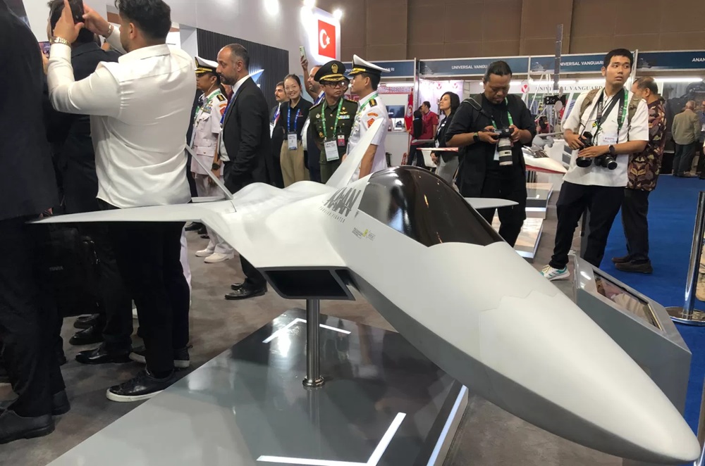 Mock Up pesawat tempur generasi kelima, KAAN, yang ditampilkan dalam Indo Defence 2024 pada 11-14 Juni 2025. (Syahrul Yunizar/JawaPos.com)