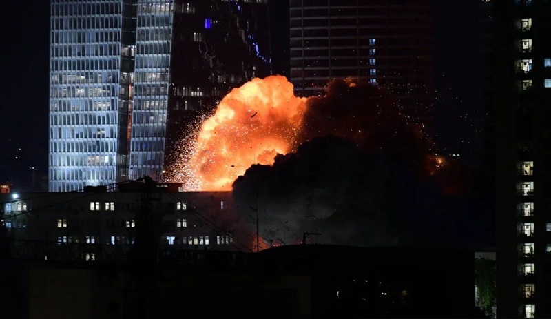 Iran membalas serangan Israel dengan mengirimkan ratusan rudal ke Tel Aviv.