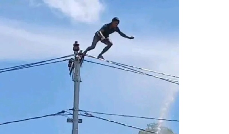 Pria di Kapuas loncat dari tiang listrik.