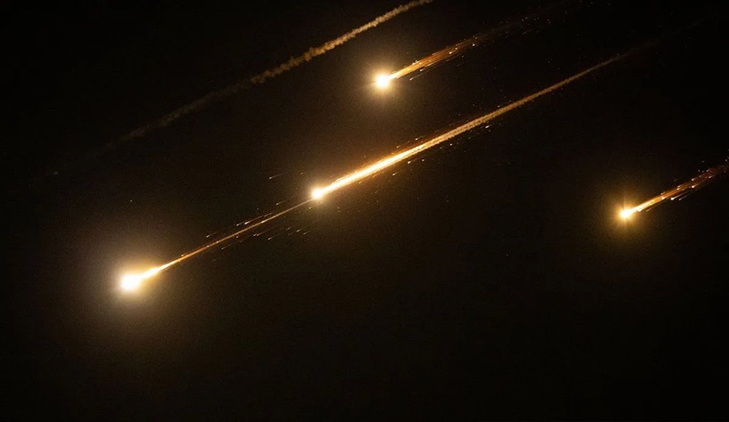 Rudal Iran menyerang Tel Aviv, Israel.