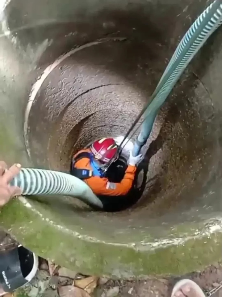 MASUK SUMUR:Petugas SAR Banjarmasin turun ke dalam sumur untuk mengevakuasi tubuh U (47) yang tewas di dalamnya, Sabtu (14/6/2025).(Foto:UPT DAMKAR BANJARBARU)