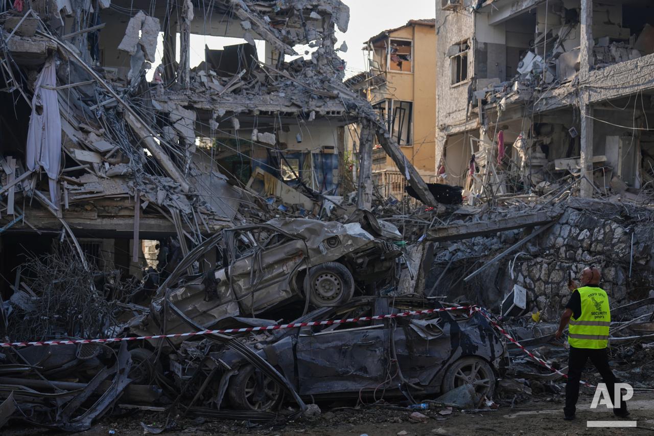 Bangunan hancur di Tel Aviv akibat rudal Iran.