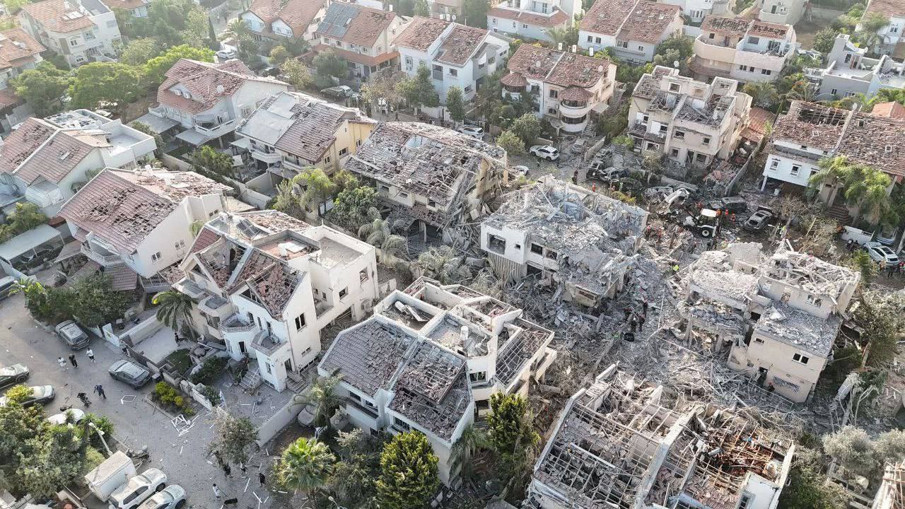 Kehancuran di Tel Aviv akibat rudal Iran.