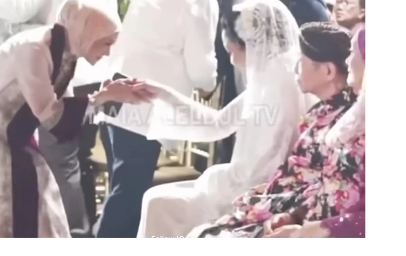 Momen saat Maia Estianty dan Mulan Jameela bersalaman di acara siraman rangkaian pernikahan Al Ghazali- Alyssa Daguise. (Instagram: pembasmi.kehaluan.reall)