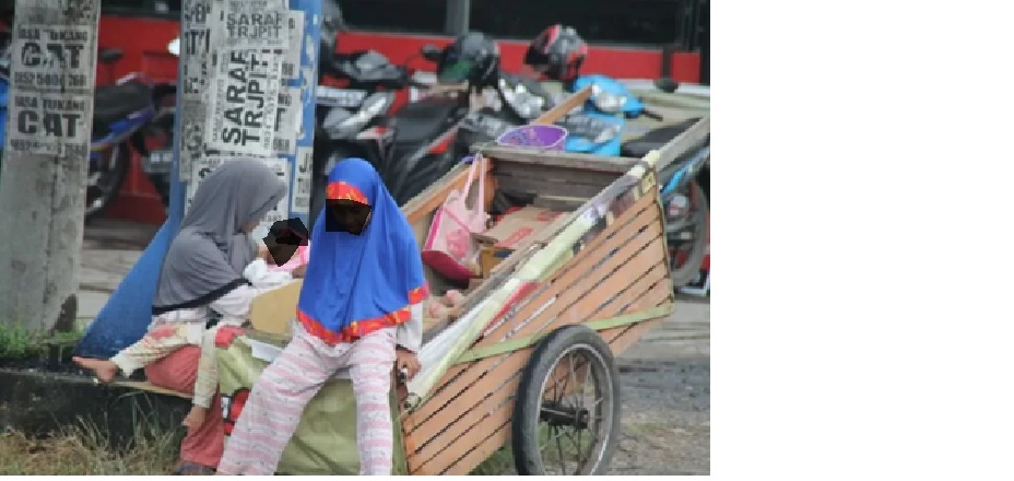 MANUSIA GEROBAK:Berdasarkan data Aplikasi Datu Soban Dinsos Kalsel, angka penduduk miskin di Kalsel capai ratusan ribu orang.(foto:Dokumentasi/Radar Banjarmasin)