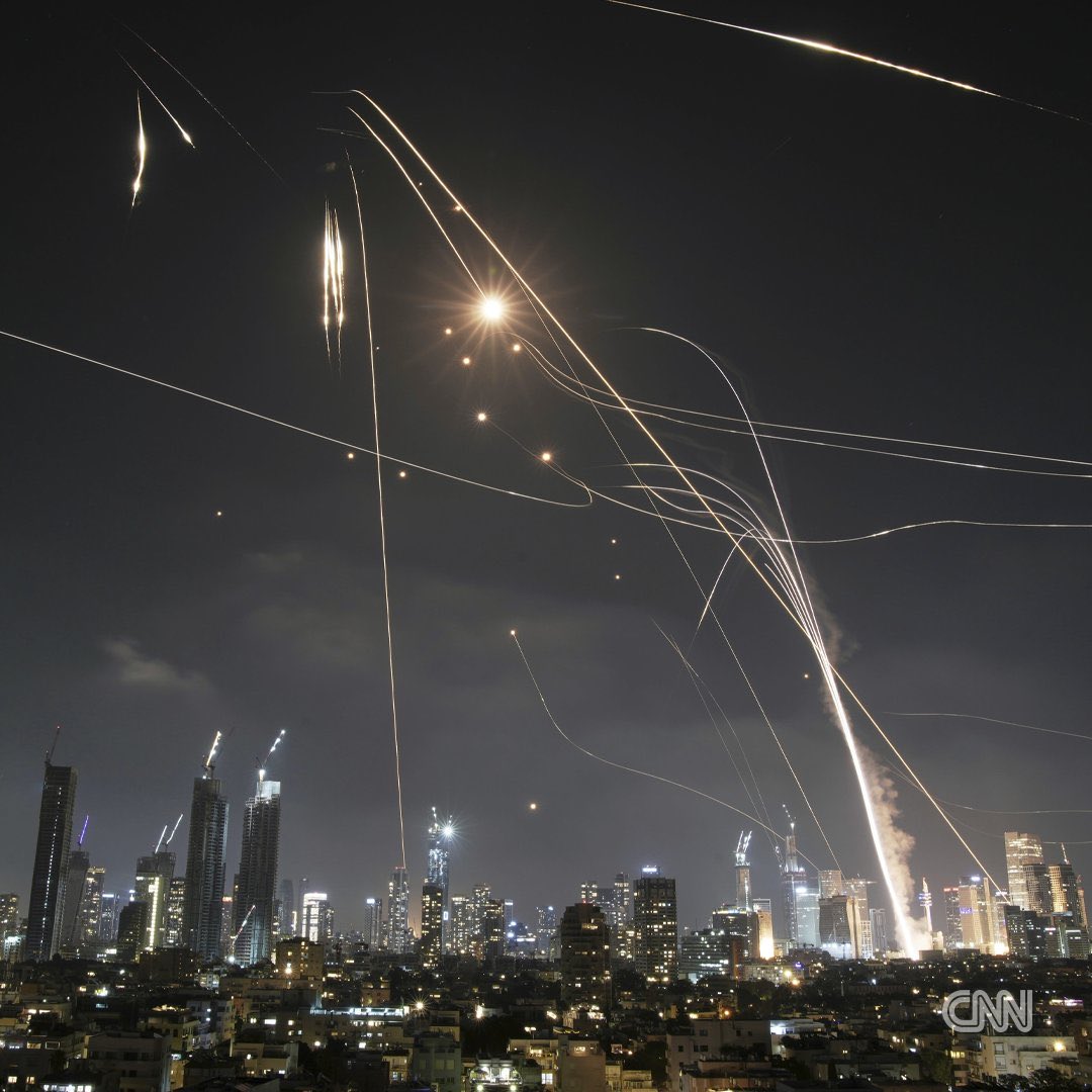 Iran menyerang kota kota di Israel.