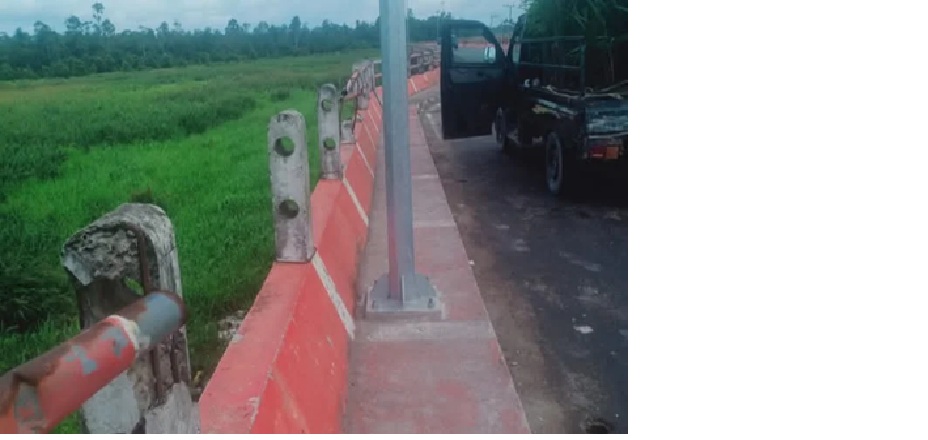 Besi pengaman di jembatan pile slab Sugianto Sabran di Kecamatan Kotawaringin Lama, Kabupaten Kotawaringin Barat, banyak yang hilang, Minggu (15/6) SULIS/RADAR PANGKALAN BUN