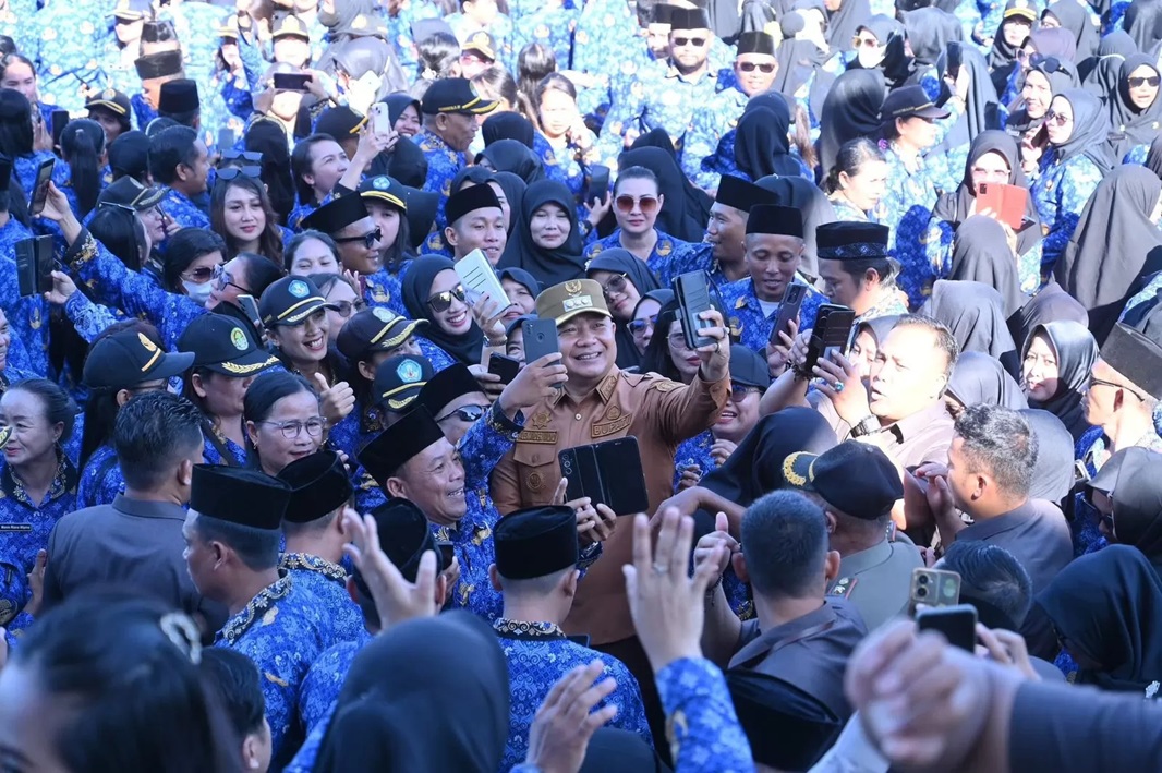 SWAFOTO: Bupati Ketapang, Alexander Wilyo, melakukan swafoto bersama PPPK yang baru dilantik, Selasa (17/6).