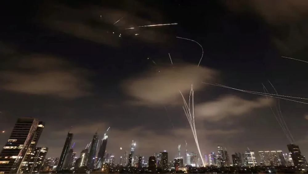 Langit Israel dipenuhi rudal dari Iran.