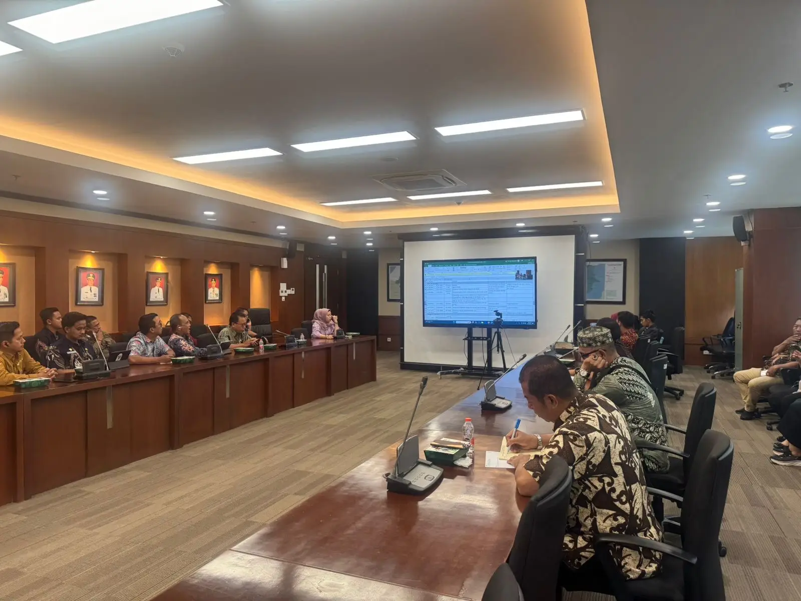 Rapat persiapan kunjungan gubernur ke Kutai Barat.