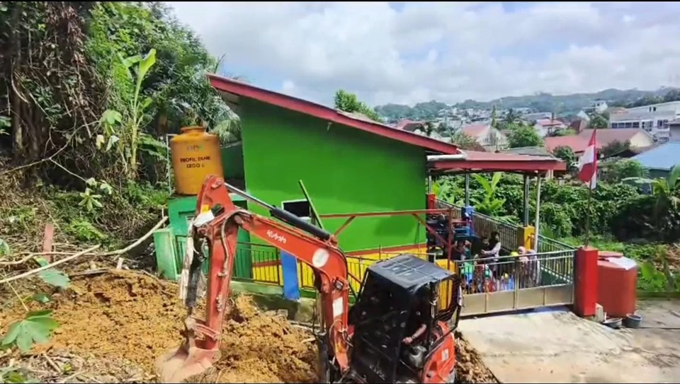 Tim BPBD menangani longsor di Jalan AW Sjahranie, Gang Kejaksaan, Kelurahan Air Hitam, Samarinda Ulu. (kis)