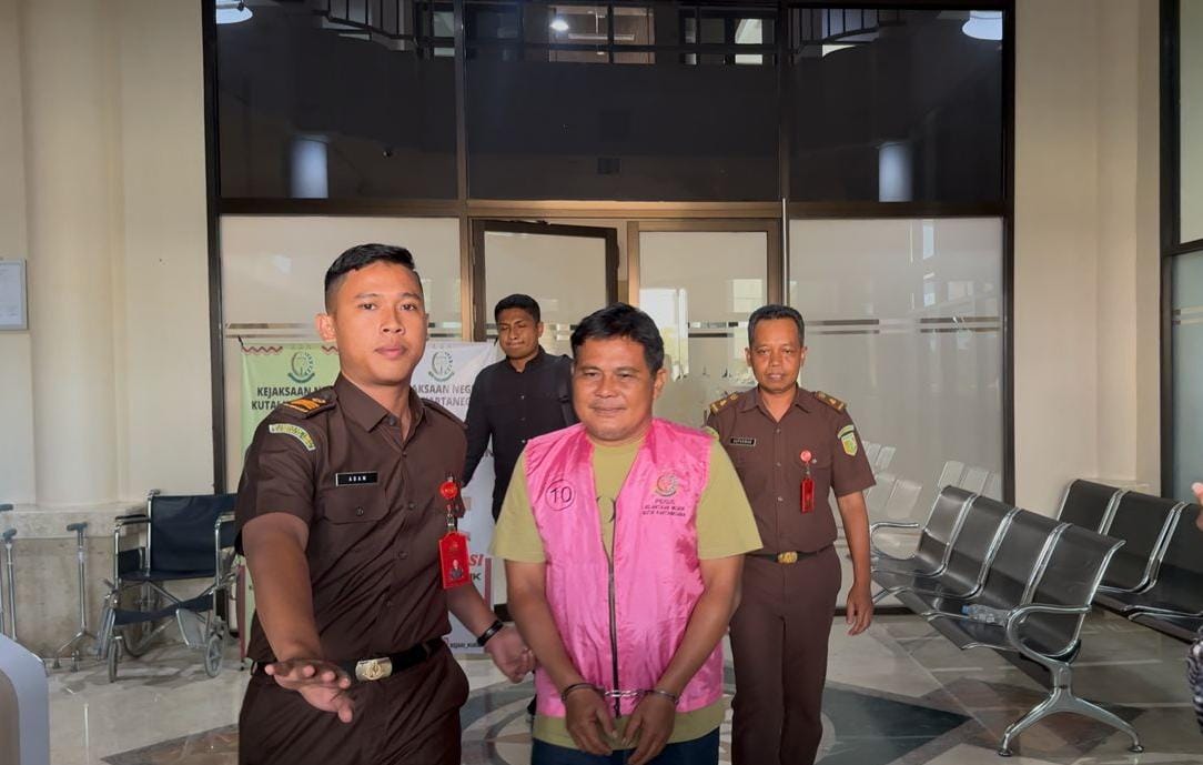 Personil Kejari Kukar mengamankan LH, tersangka penyelewengan dana desa di Kecamatan Tabang tahun 2014-2019 silam (Elmo/Prokal.co)