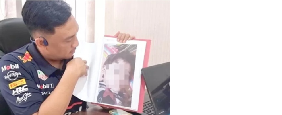 Kanit Reskrim Polsekta Sungai Pinang, Ipda Heri Triyanto, menunjukkan gambar balita Na yang diduga mengalami kekerasan. (kis)