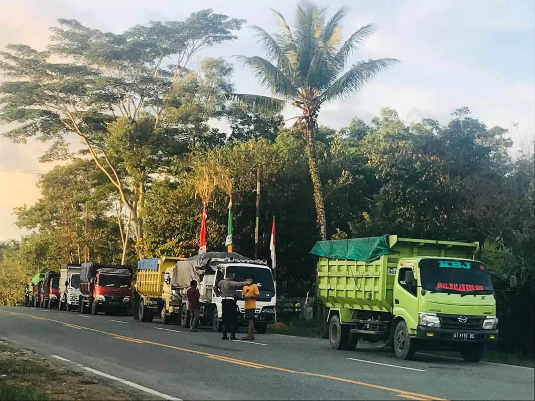 HAULING: Truk pengangkut batu bara yang melintas di jalan umum.