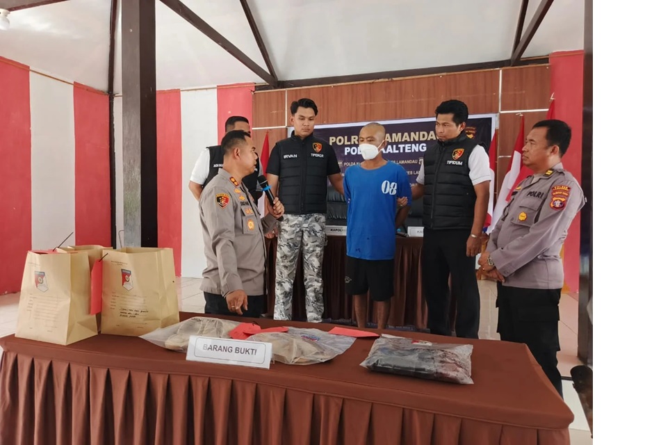 Tersangka pembunuh ibu kandung terancam hukuman mati, seumur hidup atau maksimal 20 tahun penjara. Tersangka saat di Polres Lamandau, Kamis (25/6/2025) Ria Mekar/Radar Sampit