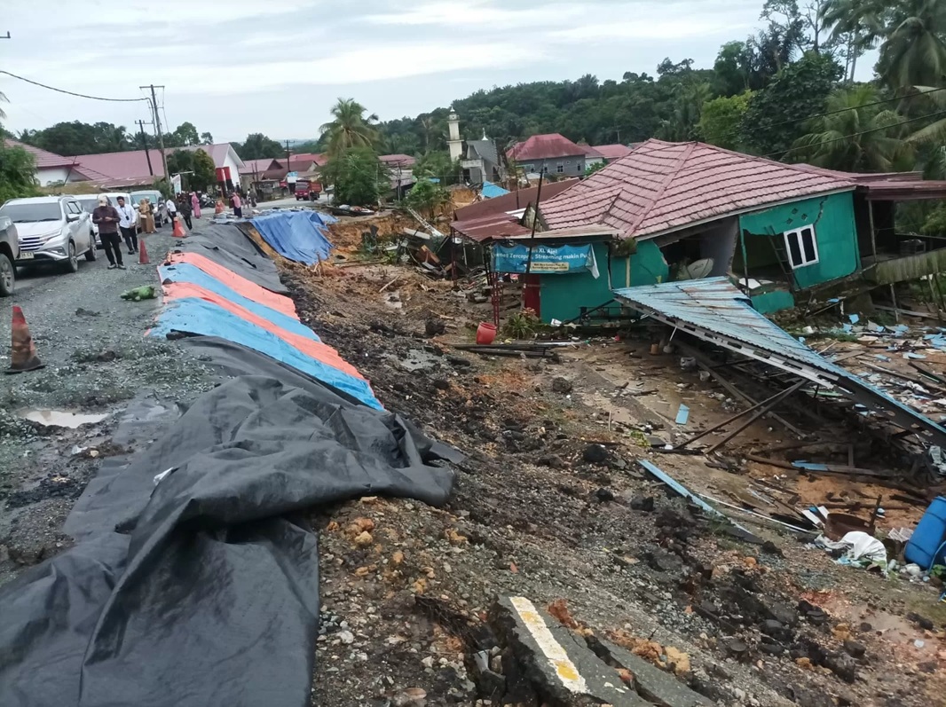Kondisi longsor di Kilometer 28 Desa Batuah, Kecamatan Loa Janan, Kutai Kartanegara. Longsoran terlihat ditutupi terpal, sebagian besar rumah warga sudah rata dengan tanah. (kis)