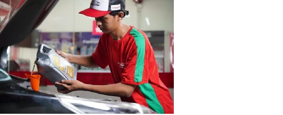 Seorang mekanik sedang melakukan penggantian oli pada mobil. (DOK JAWA POS)