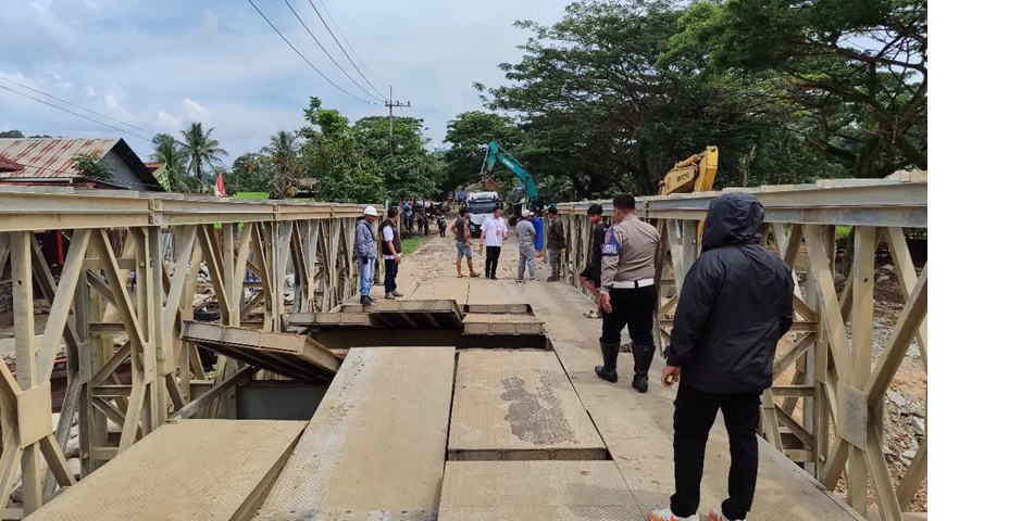 Lantai jembatan sementara jebol.