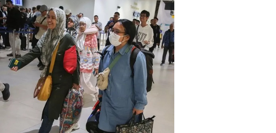Sejumlah Warga Negara Indonesia (WNI) berjalan keluar terminal setibanya dari Iran di Terminal 3 Bandara Soekarno Hatta, Selasa (24/6). (ANTARA)