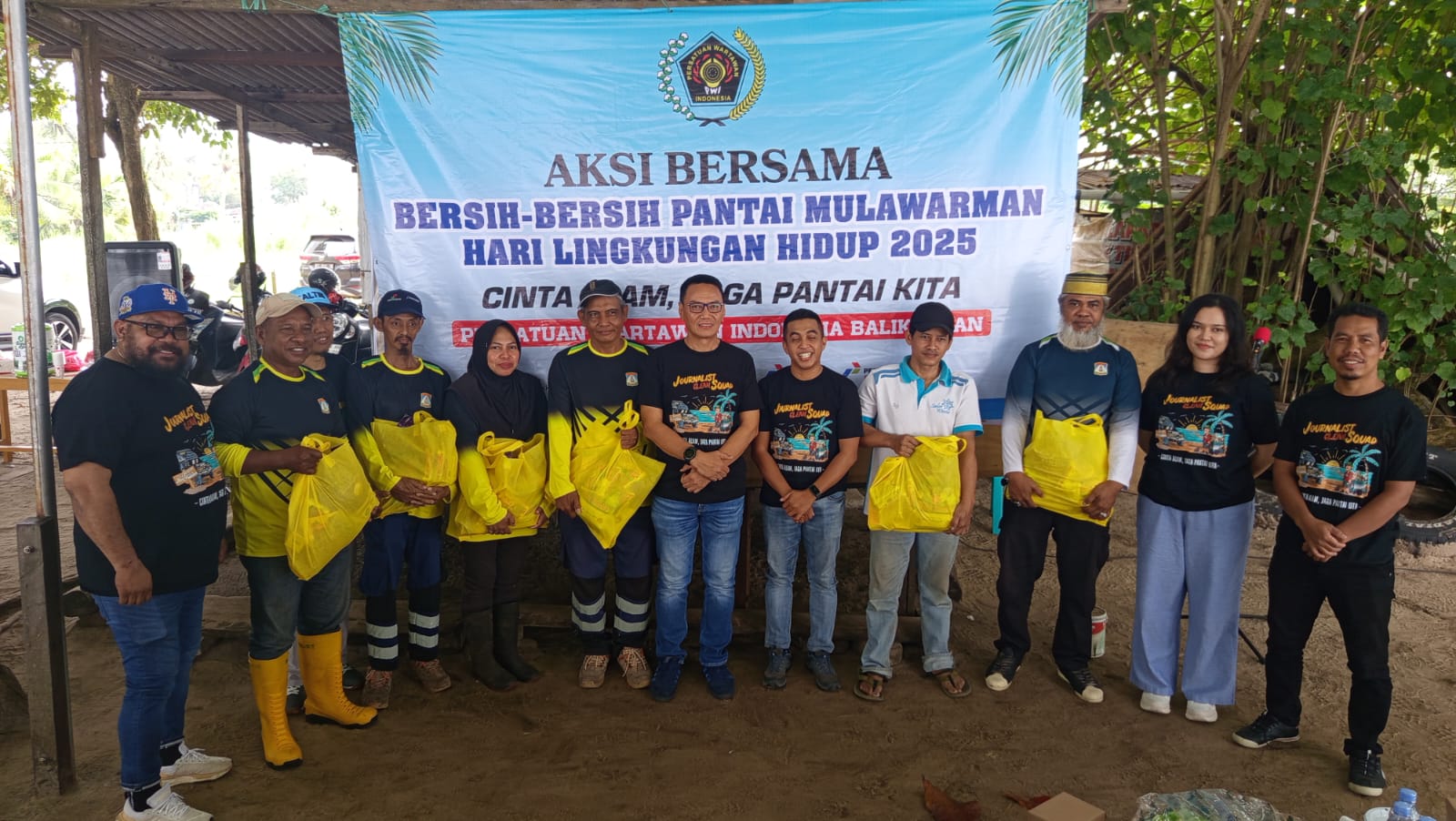 PEDULI: Aksi bersih-bersih di Pantai Mulawarman gelaran PWI Balikpapan bersama DLH Balikpapan, Jumat, 27 Juni 2025.