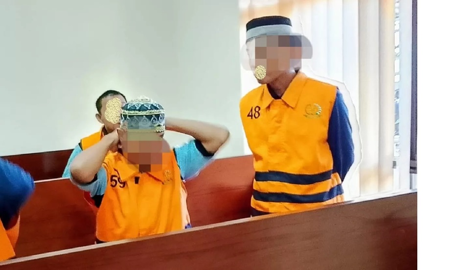 Kedua terdakwa perkara pengeroyokan pada saat akan menjalani persidangan. ( DOK.BALPOS)