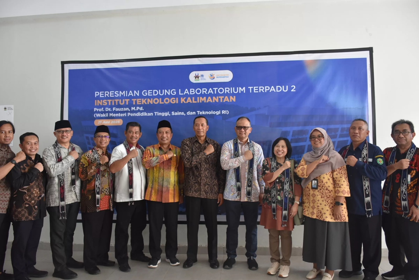Anggota DPRD Kalimantan Timur Baba dan Darlis Pattalongi menghadiri peresmian Gedung Laboratorium Terpadu 2 ITK di Balikpapan pada Sabtu (21/6). (HUMAS DPRD)