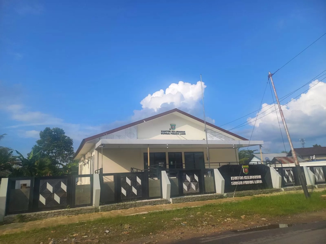 Kantor Kelurahan Sungai Pinang Luar di Jalan Abdul Muthalib tampak lengang. (kis)