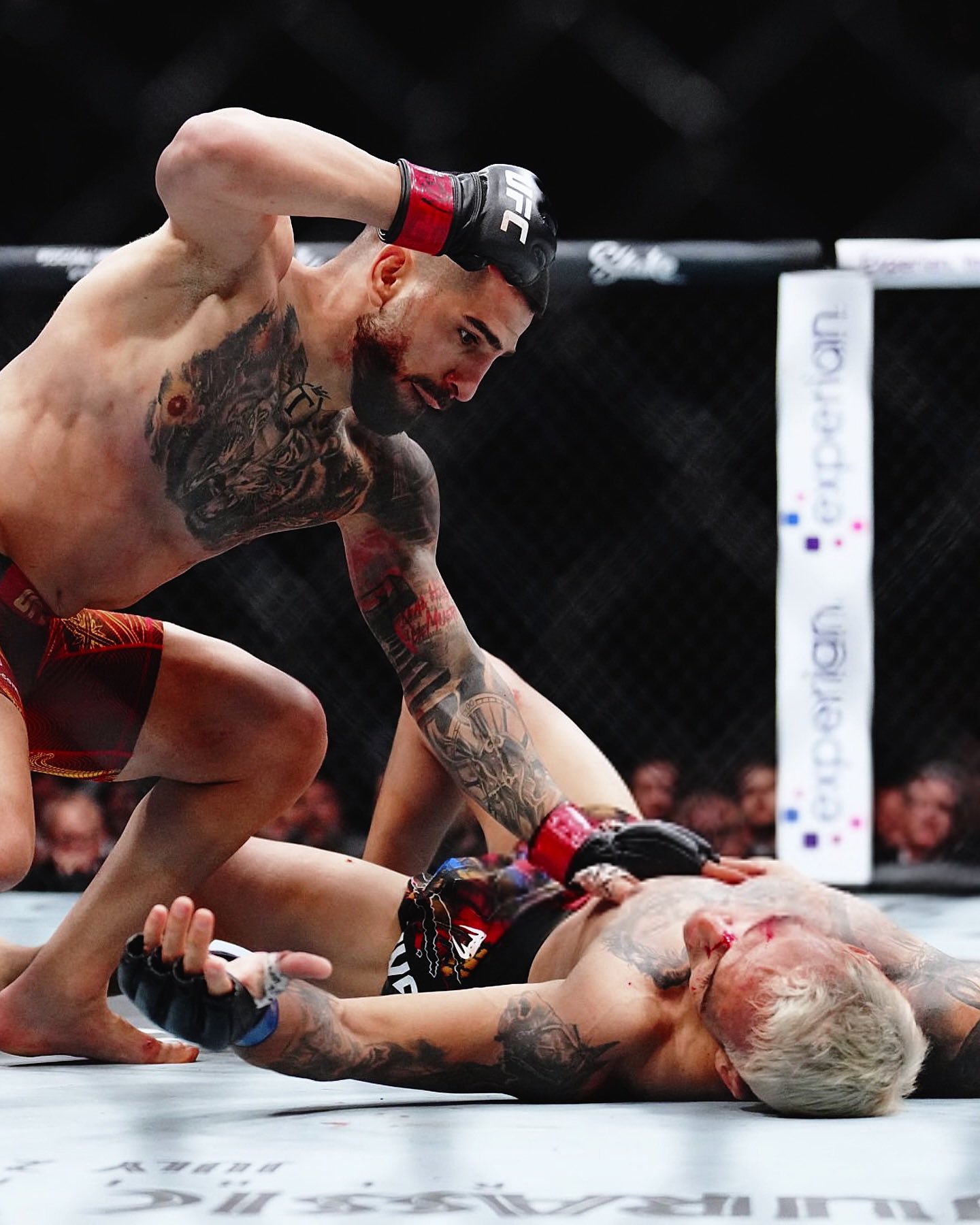 Ilia Topuria memberi pukulan terakhir ke wajah Charles. (X)