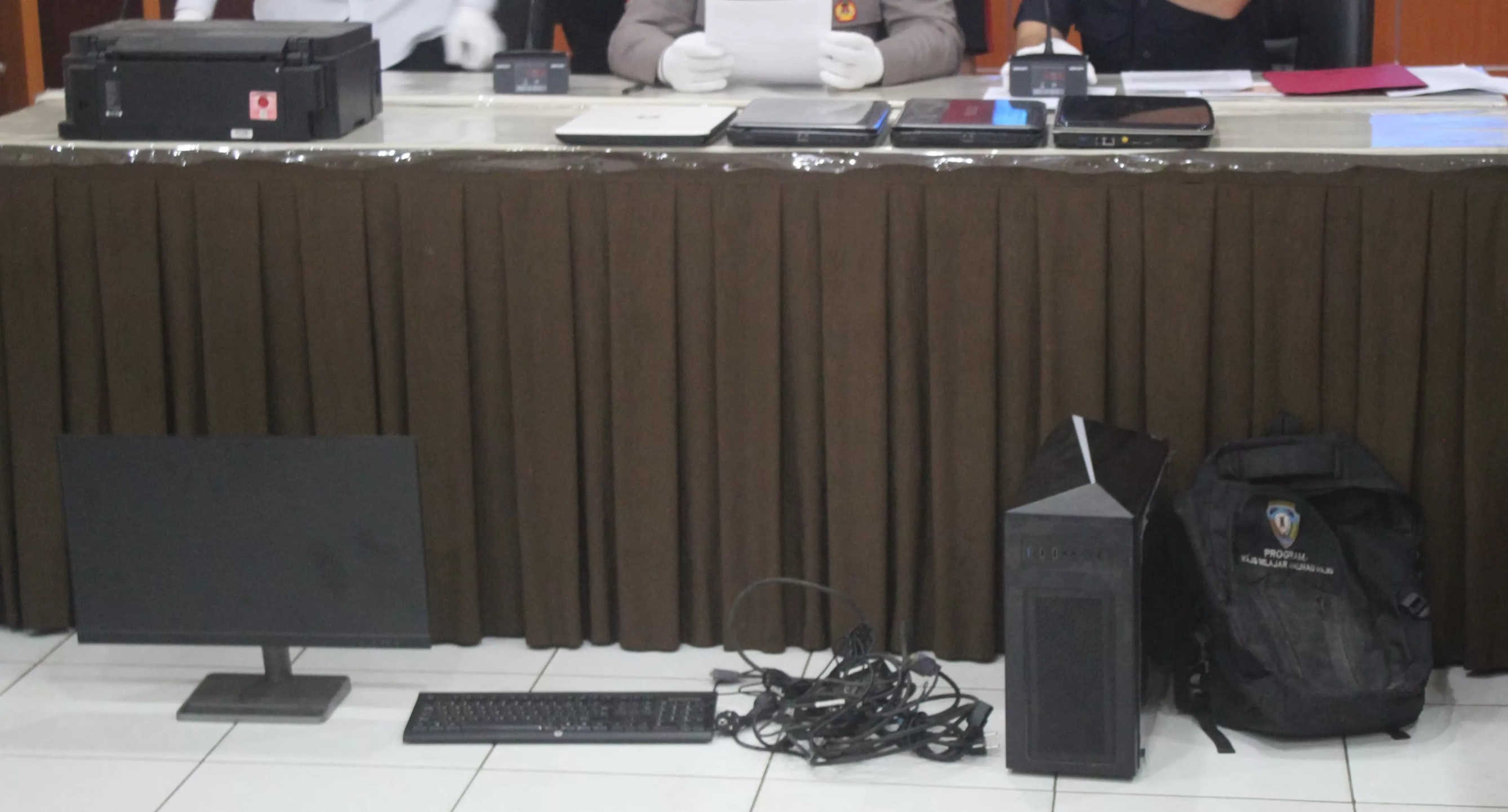 7 buah barang bukti pencurian yang di lakukan ACP, mantan pegawai Kantor Pemkab Malinau.