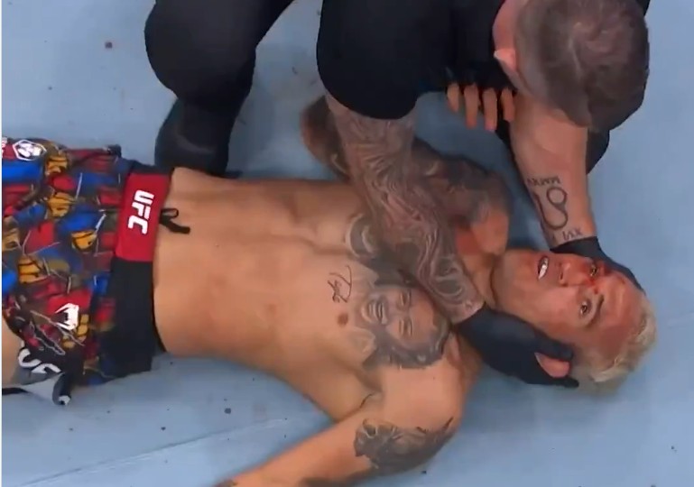 Charles Oliviera terkapar KO.