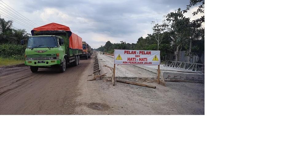 TERUS MELENGGANG: Trus berukuran besar dengan pelat luar daerah saat melintas di jalan lingkar selatan Kota Sampit, beberapa waktu lalu.DOK.HENY/RADAR SAMPIT