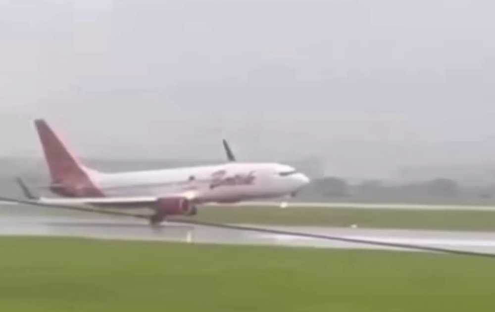 Video detik-detik pesawat Batik Air mendarat dengan kondisi miring di Bandara Internasional Soekarno-Hatta (Soetta), Sabtu (28/6). (Istimewa)