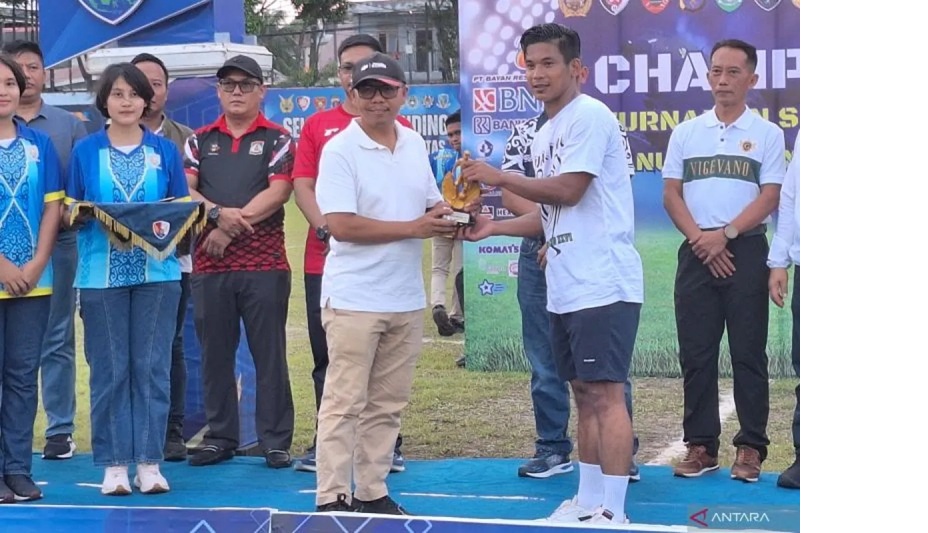 Kepala Bidang Peningkatan Prestasi Olahraga Dispora Kaltim, Rasman Rading saat memberikan piala kepada pemain terbaik di Danlanud Cup ke 26.