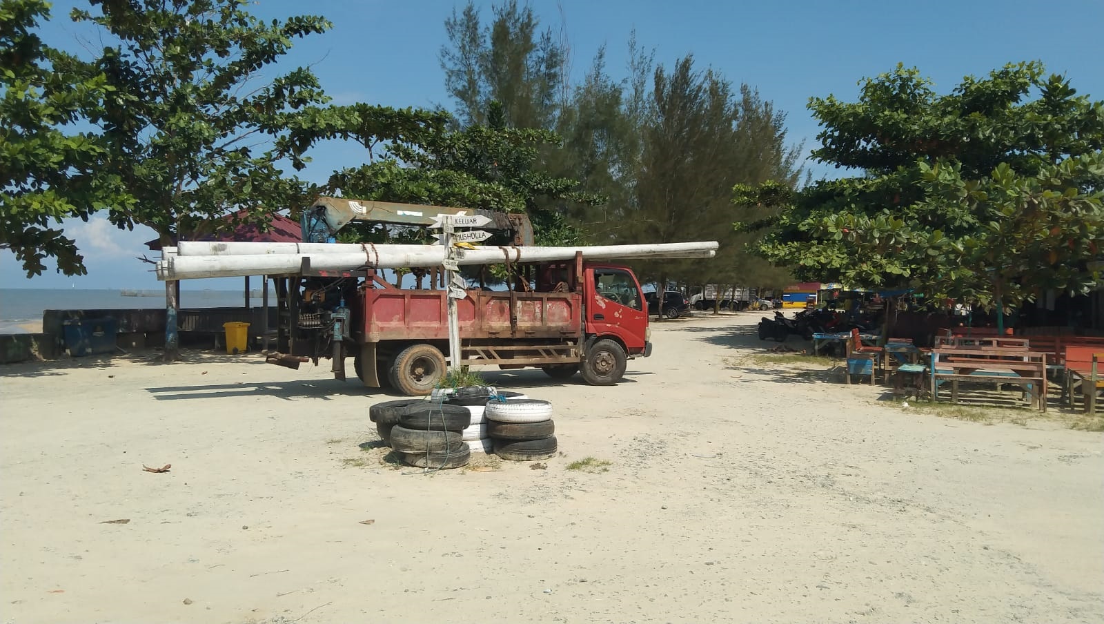 PENERANGAN: PT PLN Unit Petung, PPU, sedang melakukan mobilisasi tiang dan telah dipasang di beberapa titik pada objek wisata Pantai Nipahnipah, Penajam, PPU.
