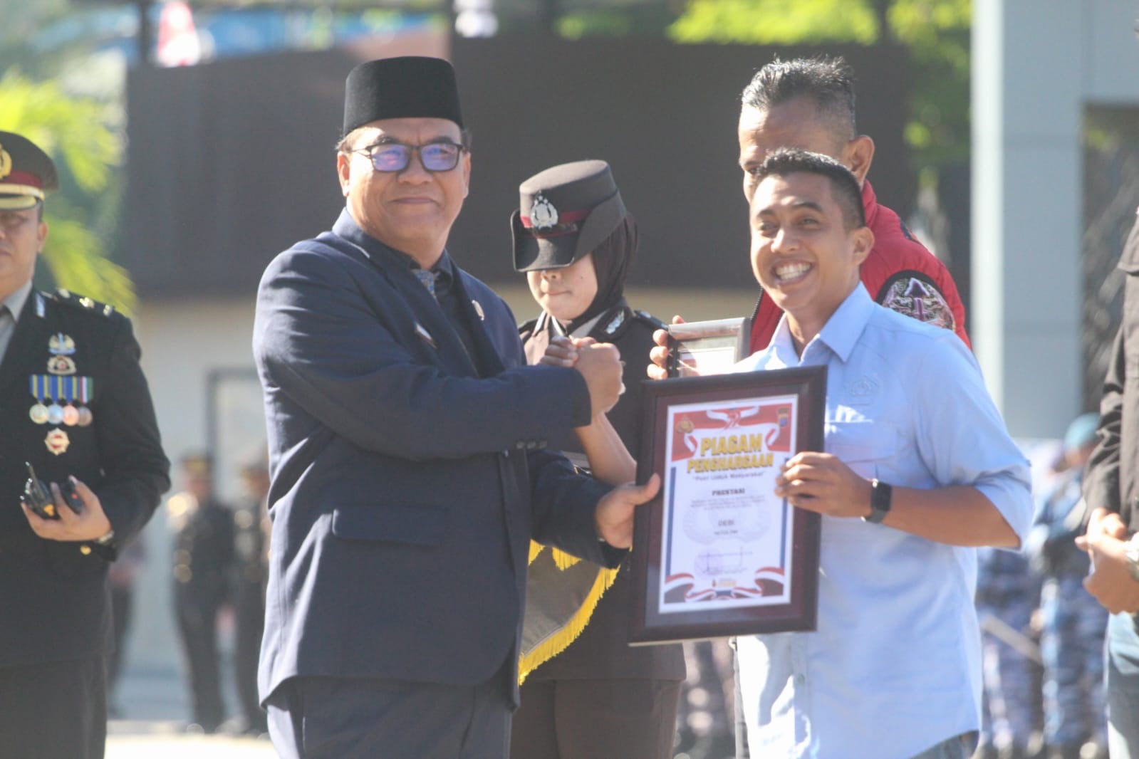 BERSINERGI: Wawali Balikpapan Bagus Susetyo (kiri) dan Ketua PWI Balikpapan Debi Aditya di Mapolresta Balikpapan, Selasa, 1 Juli 2025.