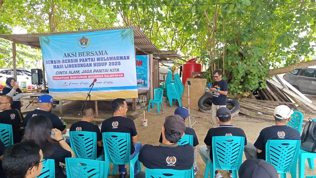 BERSIHKAN PANTAI: Kegiatan bersih-bersih Pantai Mulawarman oleh PWI bersama DLH Balikpapan, LPM Sepinggan Raya dan Pertamina EP.