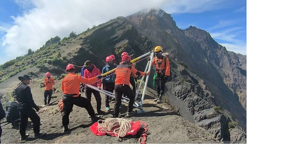 Proses evakuasi yang dilakukan oleh tim SAR gabungan terhadap pendaki yang jatuh di kawasan Gunung Rinjani. (HO-Humas SAR Mataram)