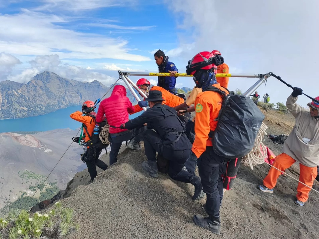 Upaya evakuasi pendaki yang terjatuh di gunung Rinjani. (Humas Kemenhut)