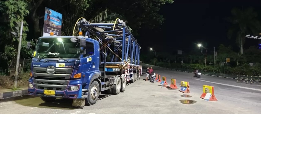 Penampakan trailer dan truk crane yang memaksa melintas di Jembatan Mahakam terekam CCTV. Kedua kendaraan ini menyebabkan ambulans RSUD IA Moeis terjepit hingga bodinya baret.