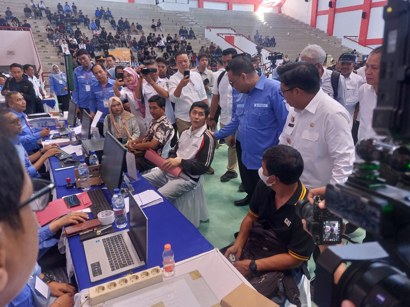 upati dan Wakil Bupati Kukar, Aulia Rahman Basri dan Rendi Solihin menyapa masyarakat yang mendaftar pada Job Fair 2025 Stadion Aji Imbut Tenggarong Seberang (Elmo/Prokal.co)
