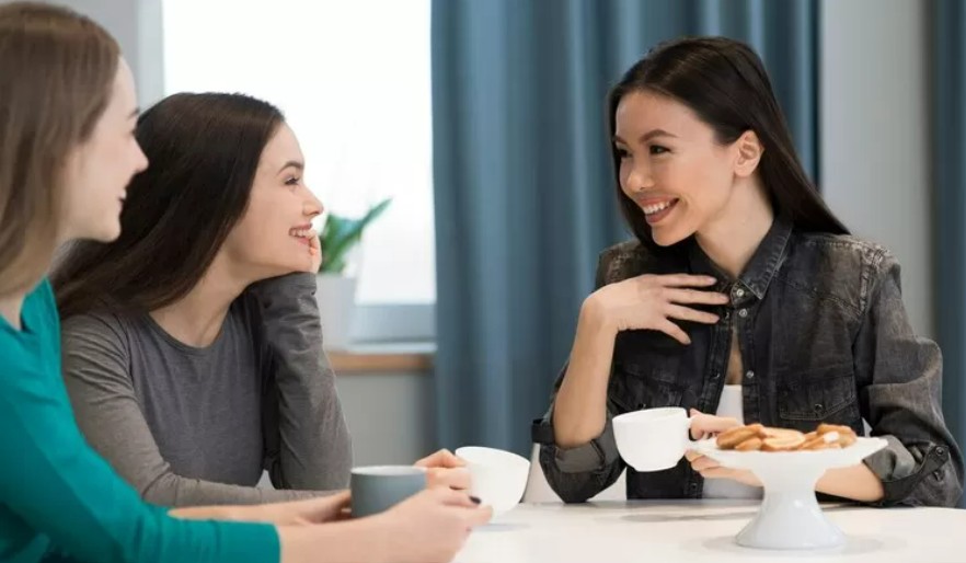 Ilustrasi wanita berinteraksi satu sama lain.
