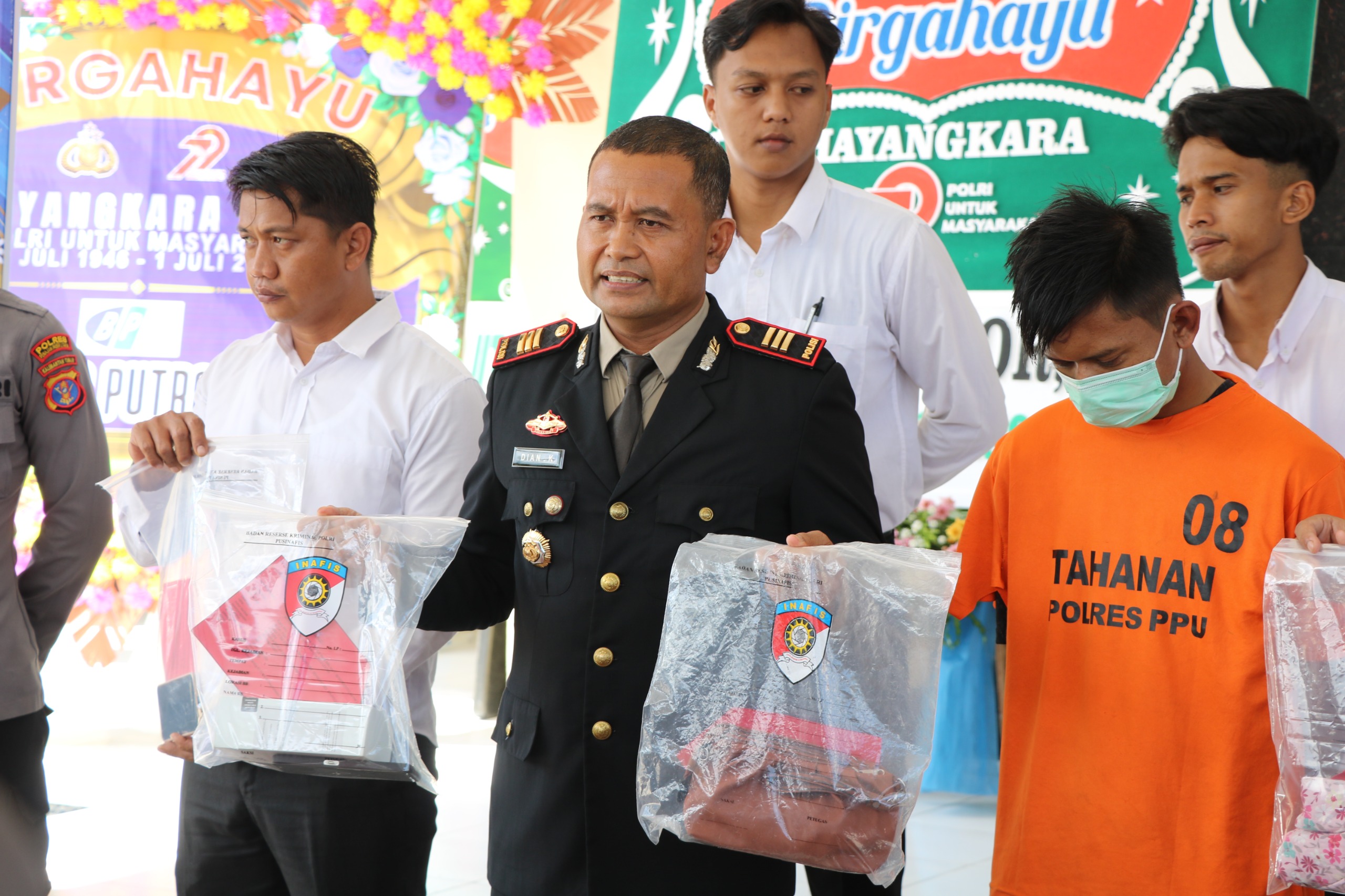 TAK BERKUTIK: Kasatreskrim Polres PPU, AKP Dian Kusnawan, menunjukkan barang bukti dan tersangka kasus pembunuhan di Sepaku, PPU yang berhasil ditangkap di Cianjur, Jawa Barat, Selasa, 1 Juli 2025.