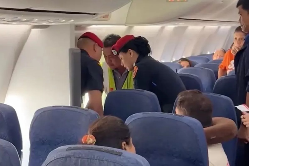 Turis asal Inggris mengamuk di kabin pesawat.