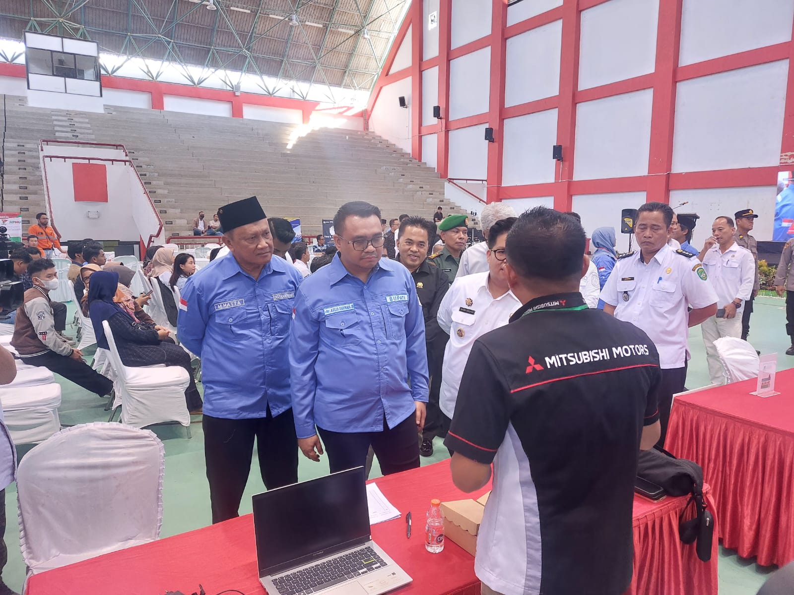 Ketua DPRD Kukar Ahmad Yani mendampingi Bupati dan Wakil Bupati, Aulia Rahman Basri dengan Rendi Solihin saat Kukar Job Fair 2025 (Elmo/Prokal.co)