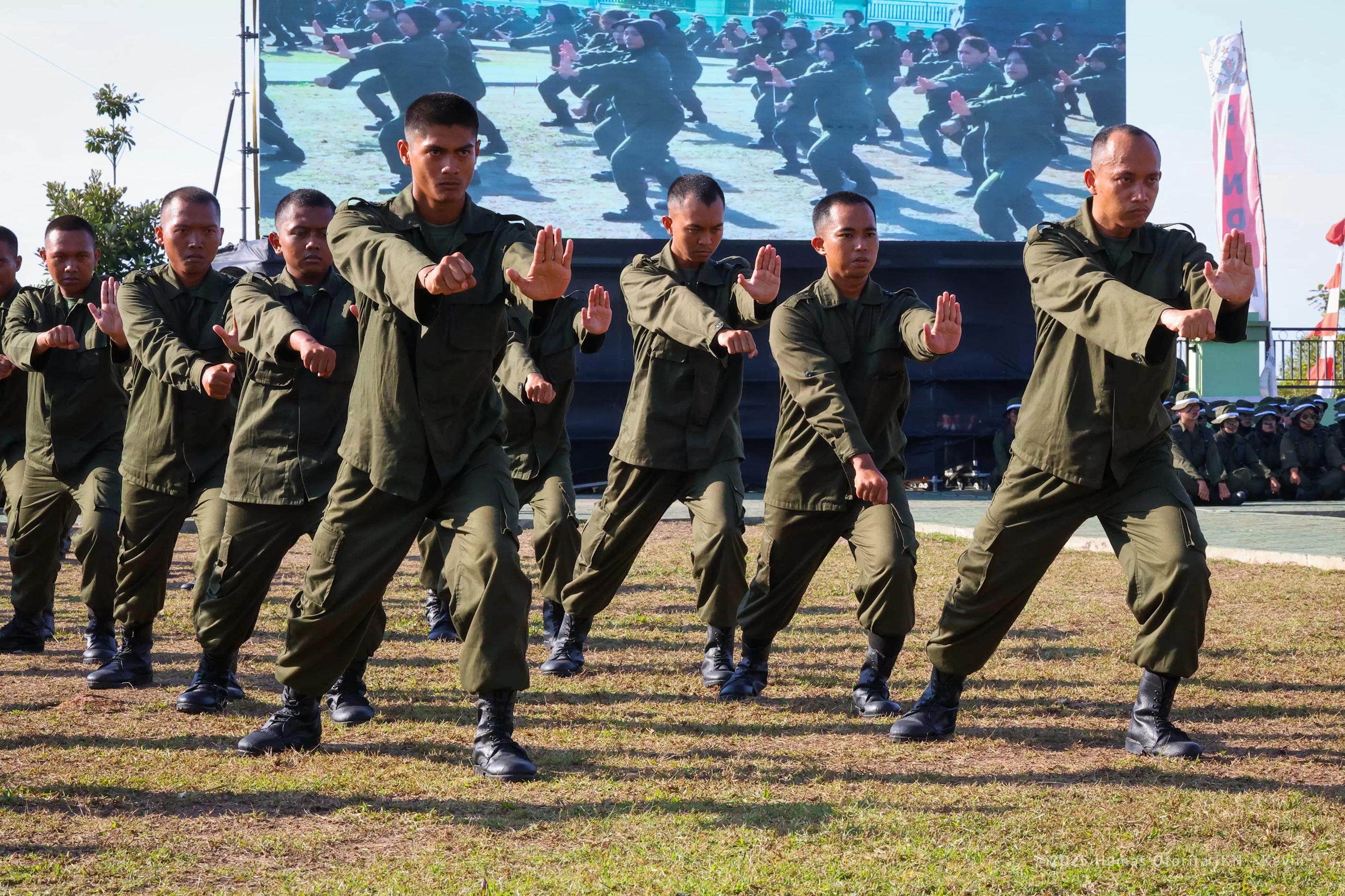 Berbagai atraksi dan demonstrasi dari para CPNS, menampilkan hasil latihan fisik dan mental yang telah mereka jalani.