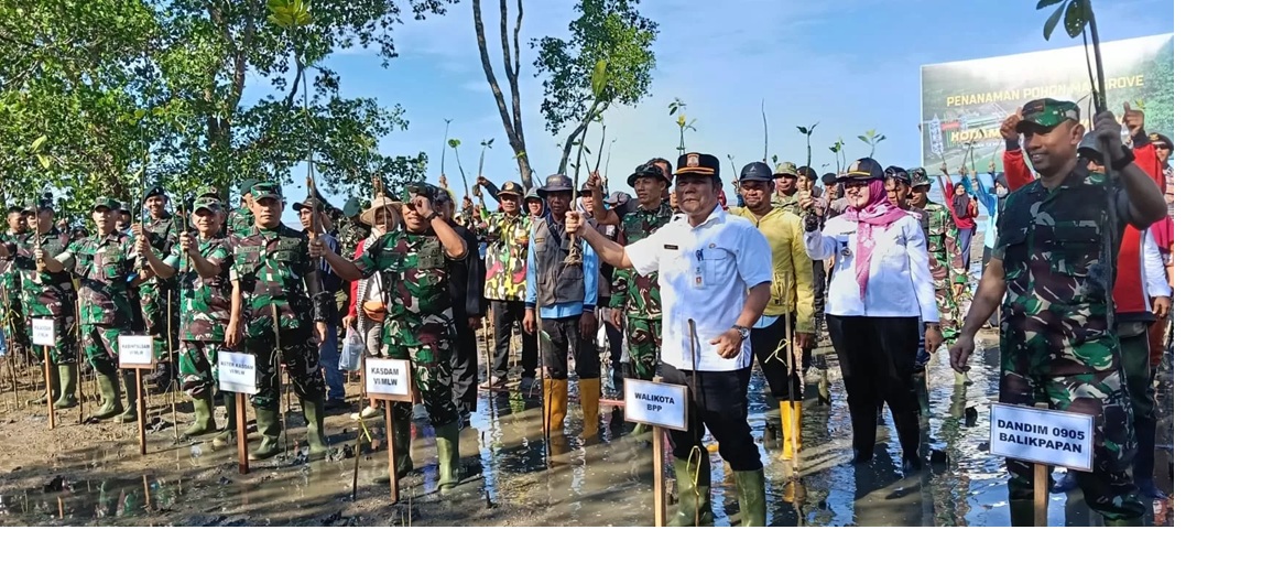 LESTARIKAN MANGROVE: Asisten I Tata Pemerintahan Pemkot Balikpapan Drs Zulkifli MSi bersama Kasdam VI Mulawarman Brigjen TNI Ari Aryanto menanam mangrove di Pantai Pendopo Teritip. (Ono Balpos)
