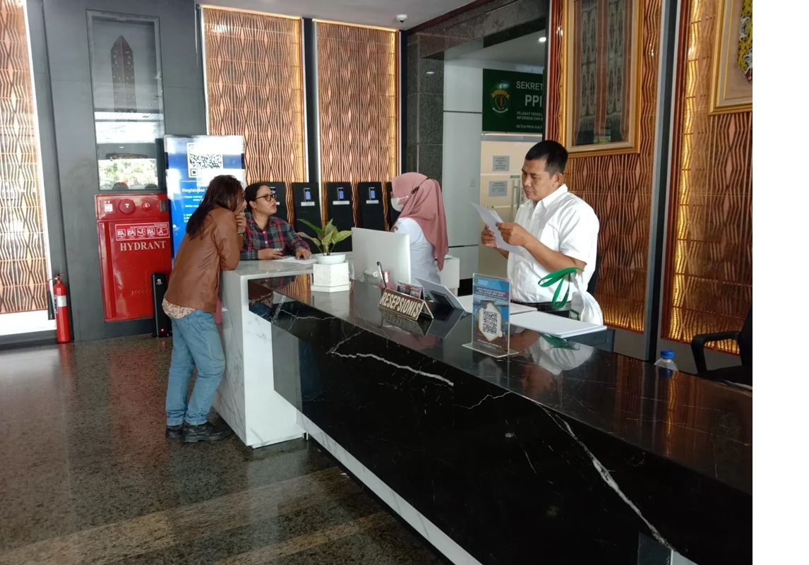 Koalisi Perjuangan Masyarakat Muara Kate - Batu Kajang mendatangi Kantor Gubernur Kaltim.