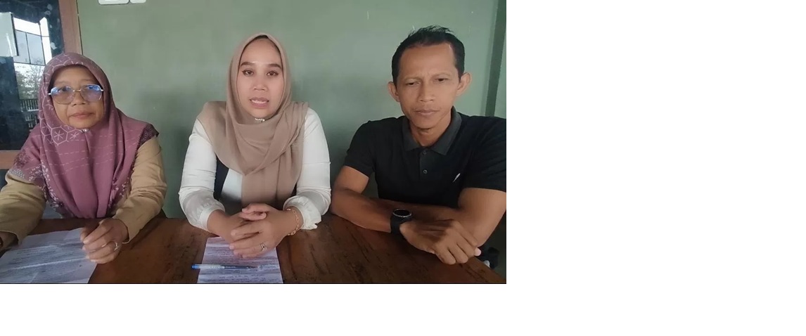 Fitriani, SH dari Lembaga Konsultasi Bantuan Hukum Persatuan Guru Republik Indonesia (LKBH PGRI) dan &nbsp;guru SMPN 4 Kuala Mandor B, Age W melakukan jumpa pers bersama kepsek SMPN 4 Kuala Mandor B.