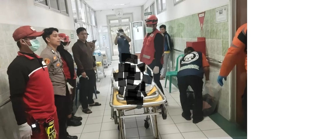 Jenazah korban dievakuasi.